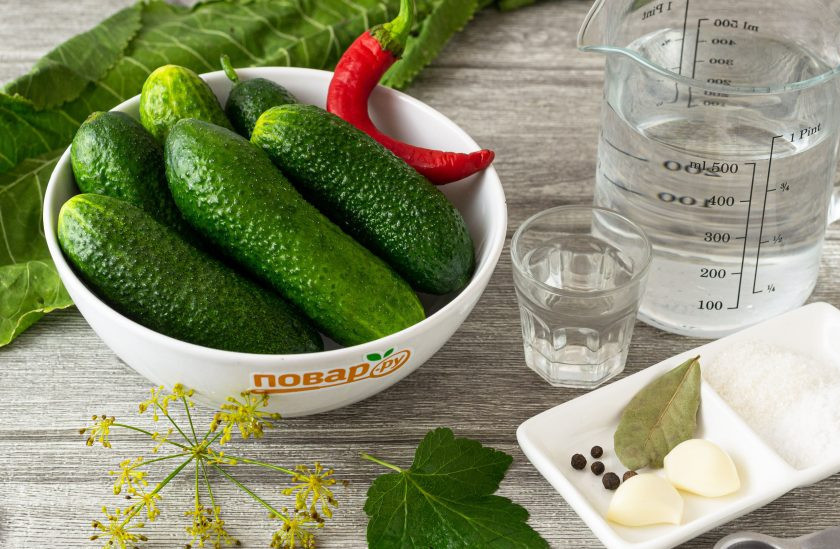 1. Этап. Огурцы на зиму с водкой: Подготовьте все ингредиенты.
