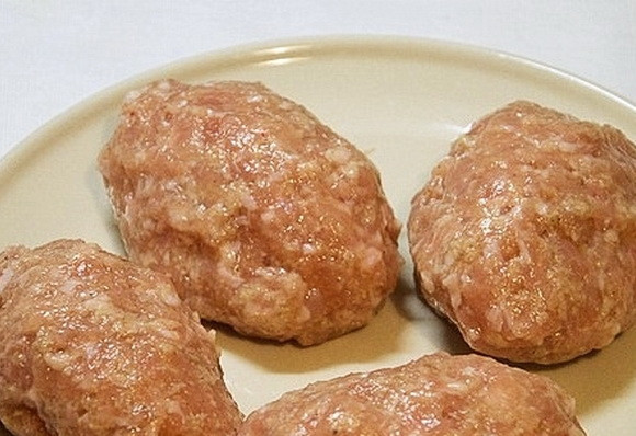 1. Этап. Куриные зразы с пикантной начинкой: Все зразы сформируйте таким способом. Обмакните каждую в панировочные сухари, отправьте на разогретую сковороду.