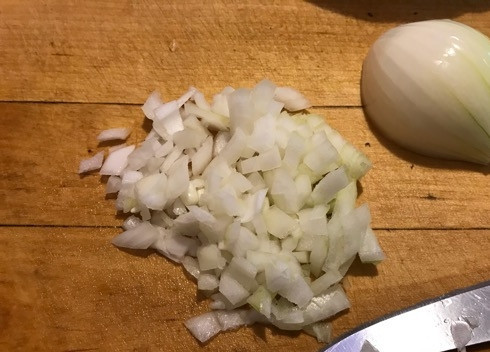 1. Этап. Оливье по-мексикански: 4. Шинкуем мелкими кубиками луковицу.