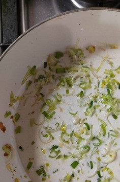 1. Этап. Печеночные котлеты с соусом 3 сыра: Влить стакан молока или сливок и потомить под крышкой минут 8.