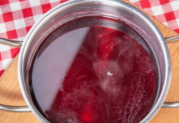 1. Этап. Турецкий щербет (напиток): Потом добавьте сахар в малиновую воду. Снова доведите до кипения. Варите на среднем огне минут 10, снимая пенку.