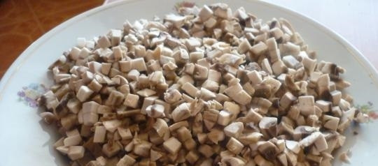 1. Этап. Лаваш с шампиньонами и сыром: 2. Шампиньоны нарезаю небольшими кусочками, лучше помельче.