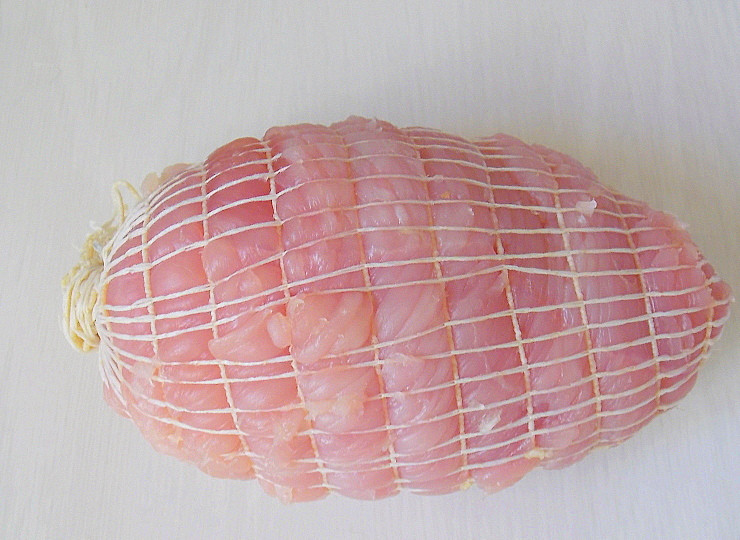 1. Этап. Мраморная индейка: Грудку вымойте, обсушите и плотно уложите в трубчатый бинт для колбасы. Завяжите концы с двух сторон.