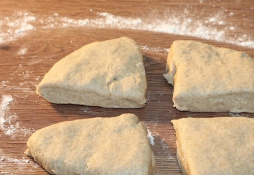 1. Этап. Хлебные булочки с добавлением ржаной муки: 11. Обминаем тесто и перекладываем на рабочую поверхность. Хлеб можно формовать одной большой буханкой или как у меня, разделить на 4 части.