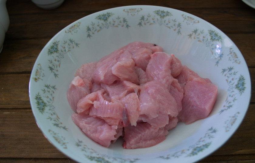 1. Этап. Куриные котлеты со сметаной: Мясо птицы нарезать небольшими кусками. Не обязательно брать филе. У меня нашлось именно оно. Мясо может быть со шкуркой.