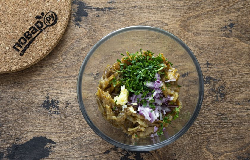 1. Этап. Котлеты из баклажанов жареные: Толкушкой или вилкой разомните баклажан. Добавьте мелко порубленный лук, чеснок и петрушку, черный молотый перец и соль. Перемешайте.