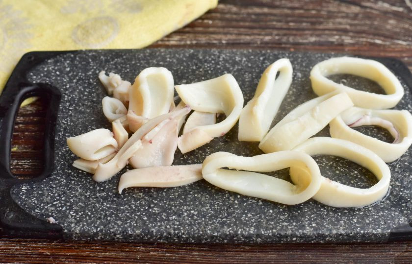 1. Этап. Кальмары в соусе терияки: Нарежьте его кольцами.