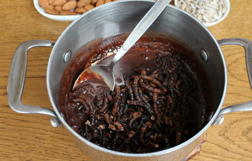 1. Этап. Полезные конфетки: В кастрюлю добавляем перемолотые через мясорубку сухофрукты.