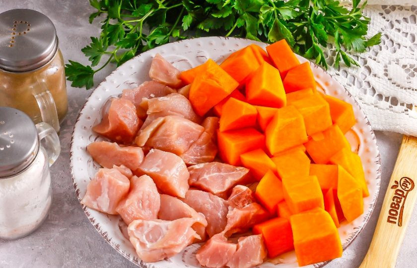 1. Этап. Мясо с тыквой: Промойте мясо в воде, срежьте жилы и пленки. Тыкву очистите от кожуры, промойте в воде. Нарежьте мясо и тыкву средними кубиками.