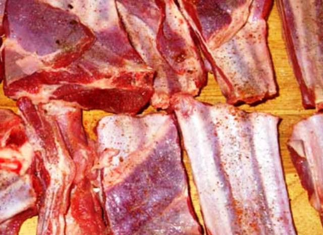 1. Этап. Ребрышки в коптильне: Ребрышки натрите солью и специями и сложите в миску.