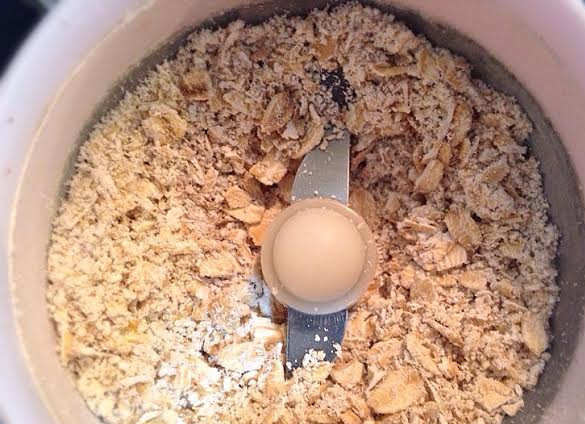 1. Этап. Оладьи на кефире без дрожжей: 1. Овсянку измельчаем в муку при помощи блендера, кухонного комбайна или кофемолки.