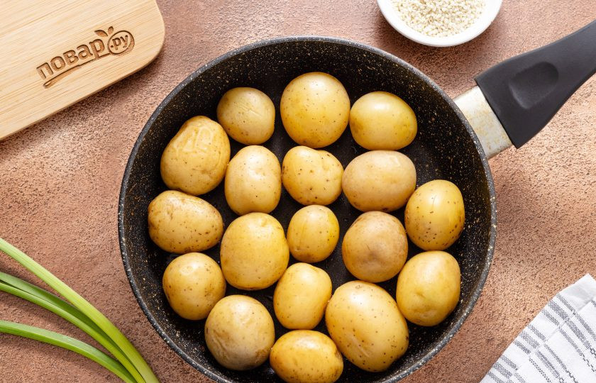 1. Этап. Картофель по-азиатски: Разогрейте сковороду на среднем огне с растительным маслом. Выложите картошку и обжаривайте ее 3-4 минуты, периодически помешивая, до золотистой корочки.