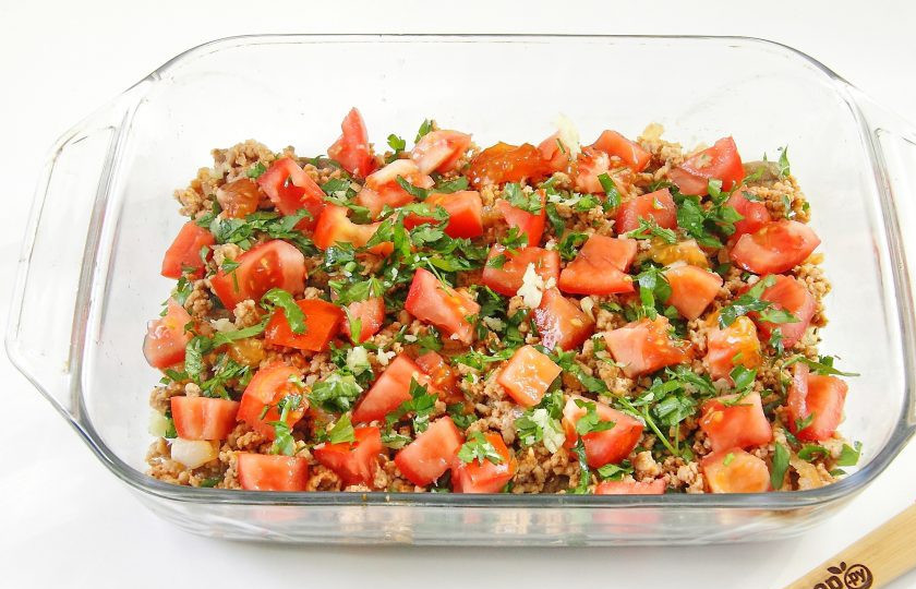 1. Этап. Баклажаны с мясом и овощами: Слой помидоров и зелени.