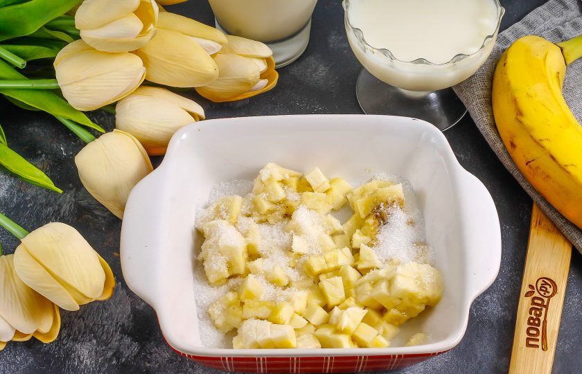 1. Этап. Банановая панакота: Банан очистите от кожуры и нарежьте слайсами. Несколько слайсов отложите в сторону для украшения. Остальную нарезку помните вилкой вместе с оставшимся сахаром в пюре, не забыв влить лимонный сок, иначе масса потемнеет.