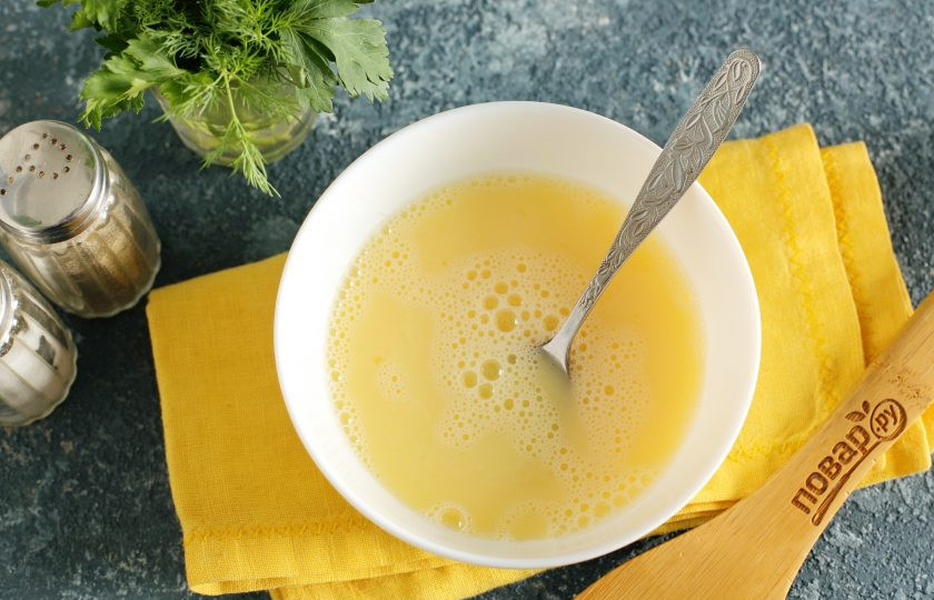 1. Этап. Салат за 10 минут: Яйца взбейте с солью.