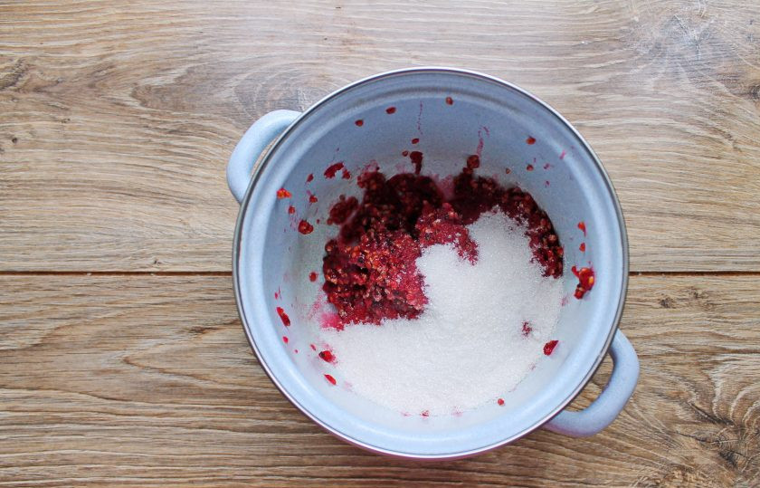 1. Этап. Компот их жмыха красной смородины: Переложите в кастрюлю получившийся жмых, добавьте другую часть жмыха и всыпьте сахар. Влейте в кастрюлю воду и доведите до кипения на среднем огне. Варите компот в течение 15 минут, затем его процедите.