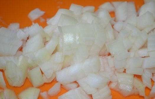 1. Этап. Гуляш из куриного филе: Чистим и нарезаем мелкими кубиками лук.