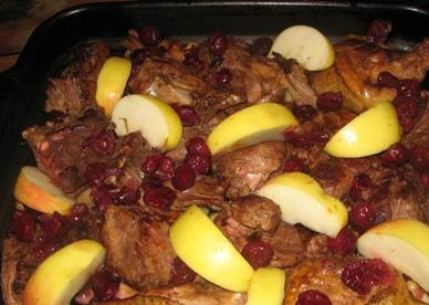 1. Этап. Утка кусочками с яблоками: Яблоки очищаем от сердцевины с семечками и нарезаем дольками. Раскладываем дольки яблок между кусочками утки. Равномерно раскладываем вишню, поливаем все маслом со сковороды, на которой жарилась утка.