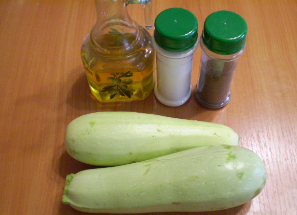 1. Этап. Жареные кабачки в мультиварке: 1. Приготовим продукты. У кабачков срезаем хвостики и моем от пыли и грязи.