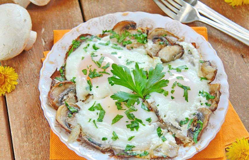 1. Этап. Яичница с грибами: 7. Блюдо получается очень вкусным, сытным и ароматным. Подаем яичницу сразу, в горячем виде. Приятного аппетита!