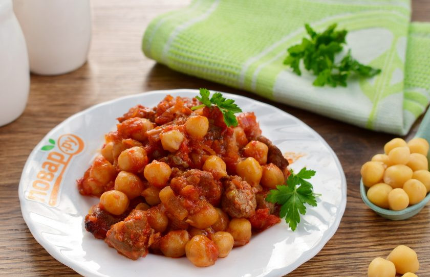 1. Этап. Нут с говядиной и овощам: Готовый нут с говядиной подавайте со свежей зеленью. Приятного аппетита!