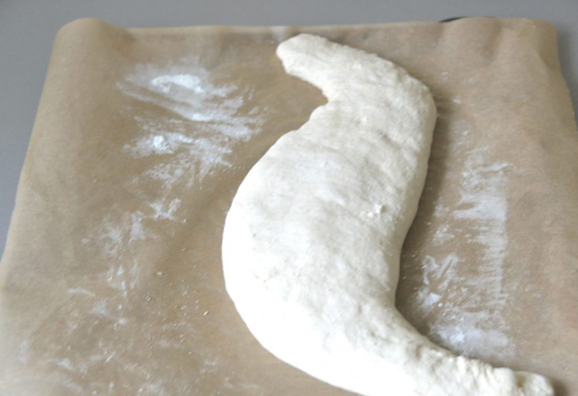 1. Этап. Шотис пури: Придайте тесту продолговатую вытянутую форму, положите на лист пергамента, смазанного растительным маслом и присыпанного мукой, кончики хлеба можно развернуть в разные стороны. Оставьте на 30 минут.