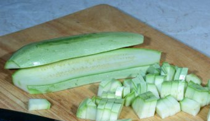 1. Этап. Ризотто с кабачками: Кабачок нарезаем кубиками.