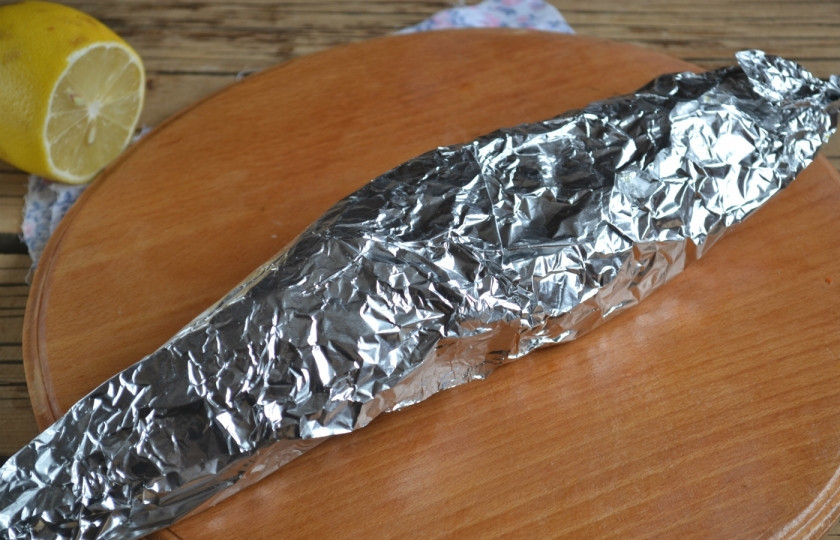 1. Этап. Запеченная скумбрия в фольге с морковью: 6. Заверните рыбку в фольгу и запекайте в духовке 35 минут (температура 180 градусов). За 6-8 минут до конца приготовления фольгу развернуть, чтобы на поверхности рыбки образовалась аппетитная корочка.