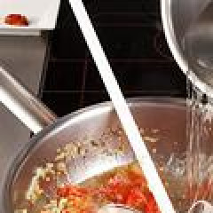 1. Этап. Марокканский суп с рисом, нутом и чечевицей: В кастрюлю влейте растительное масло. На среднем огне обжарьте лук, помешивая. Добавьте чеснок и помидоры, затем - специи. Залейте куриным бульоном.