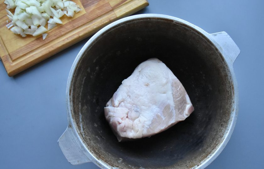 1. Этап. Рваная свинина: Подготовьте посуду соответствующего размера. Мясо промокните бумажным полотенцем и выложите в казан жиром вверх.