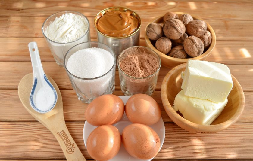 1. Этап. Шоколадный торт с орехами: 1. Подготовьте продукты для торта, крема. Заранее подумайте об украшении торта, я решила сделать обсыпку орехами, но можно использовать шоколад белый или темный, конфеты и т.д. Также заранее достаньте сливочное масло для крема, оно должно быть комнатной температуры. Приступим!