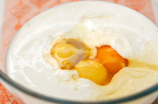 1. Этап. Тесто на блины на кефире: Выливаем в глубокую миску кефир. Разбиваем яйца. Взбиваем все вилкой, венчиком или миксером. Досыпаем сахар и соль.