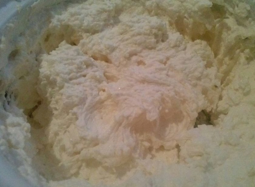 1. Этап. Большой бисквитный торт с безе: 7. Теперь готовим крем: протираем через сито или взбиваем в блендере творог, после чего взбиваем его с сахарной пудрой, постепенно добавляя размягченное сливочное масло.