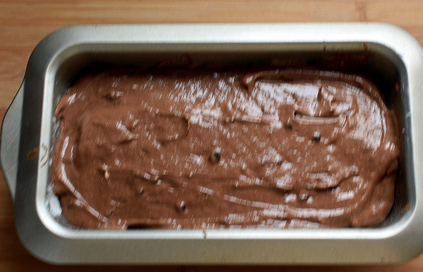 1. Этап. Рулет в кексе «Апельсиновый блюз»: Залейте рулет сверху тестом, разровняйте лопаточкой тесто и поставьте кекс выпекаться в прогретую до 180 градусов духовку.