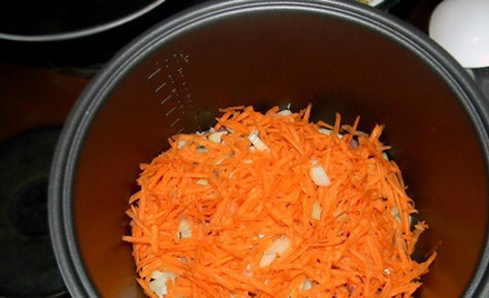 1. Этап. Икра из баклажанов в мультиварке: Натираем морковь, добавляем её к луку. Жарим 5 минут. Очищаем и режем кубиками перец, также добавляем его к остальным овощам в мультиварку на 5 минут. Сливаем рассол с баклажанов и высыпаем их к смеси. Жарим всё около 10 минут.