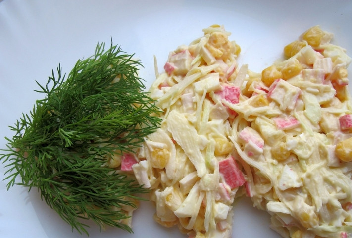 1. Этап. Салат Новогодняя елка: Из укропчика делаем хвойную структуру елочки, иголочки.