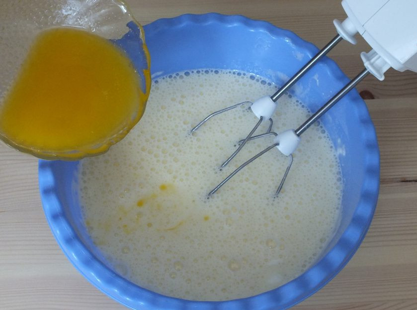 1. Этап. Фруктовый пирог: Растопите сливочное масло, добавьте в чашу. Перемешайте миксером на малой скорости.