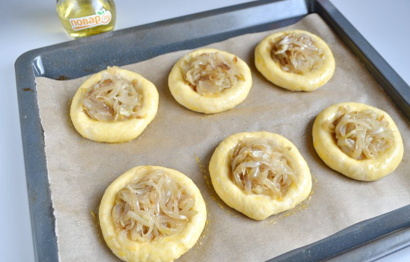 1. Этап. Дрожжевые лепешки с луком: 8. Все лепешки разместите на смазанном пергаменте. Смажьте бортики желтком (можно с молоком его развести, можно и без молока). Отправьте в горячую духовку после 20 минутной расстойки. Выпекайте при 200 градусах 20 минут.