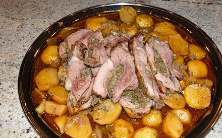 1. Этап. Запеченная баранья нога в рукаве: Подавайте запеченную баранью ногу вместе с картофелем, порезав на куски.