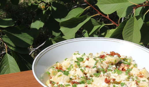 1. Этап. Картофельный салат: Салат откорректировать на соль и перец. Добавить порезанный мелко зеленый лук. Если салат покажется суховат, то добавить по столовой ложке маринада из под огурцов и майонеза, перемешать и подавать.