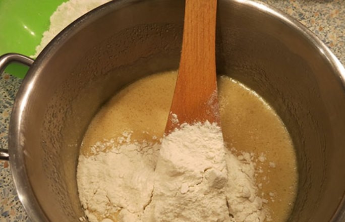 1. Этап. Простой медовый торт: Аккуратно введите просеянную муку в несколько приемов, постоянно перемешивая, чтобы не образовались комочки.