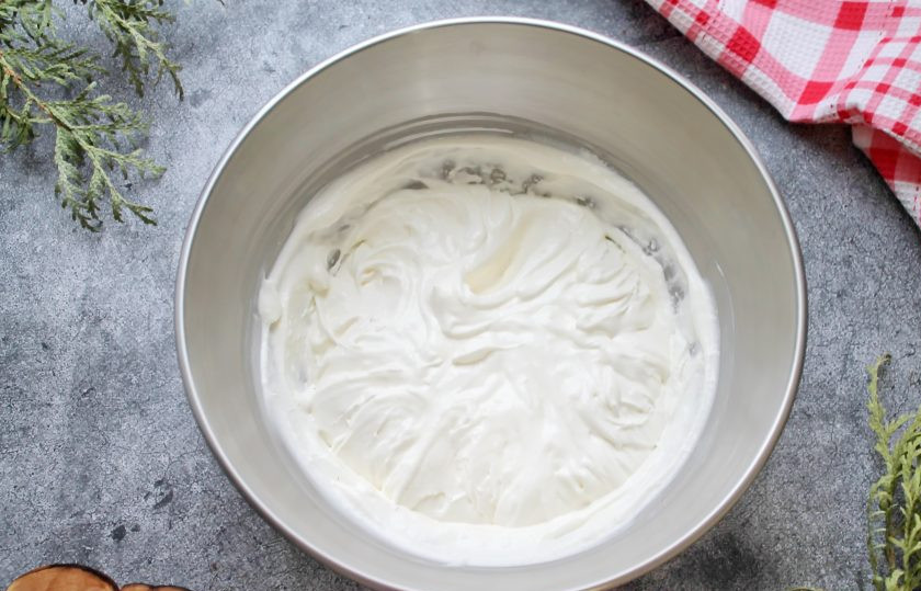 1. Этап. Рулет из шоколадных блинов с кремом: Рикотту протрите через мелкое сито, соедините со сливками и сахарной пудрой. Взбейте все до однородной, пышной массы.