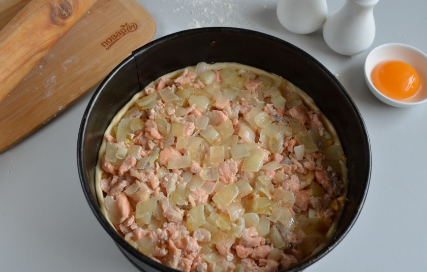 1. Этап. Слоеный пирог с семгой: Сверху уложите слой рыбы с луком. Добавьте прованских трав. Уплотните.