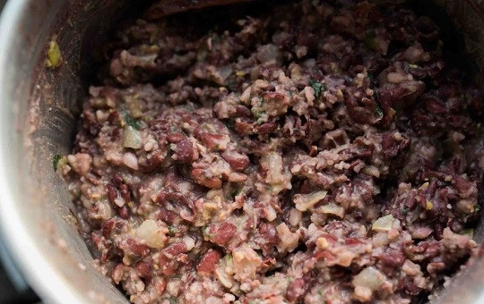 1. Этап. Грузинское Лобио: 3. Разомните все немного и поставьте на огонь. Добавьте чуточку воды при необходимости. Томите 