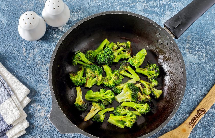 1. Этап. Кускус с брокколи: Обжарьте на сливочном масле с двух сторон до готовности.