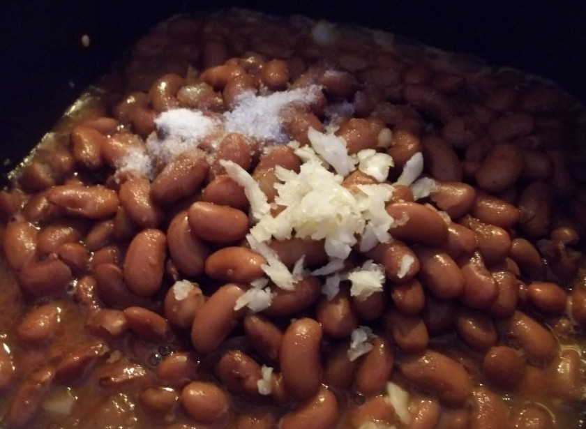 1. Этап. Лобио с салом: Добавляем мелко нарезанный чеснок и фасоль. Перемешиваем, готовим пару минут и снимаем с огня. Приятного аппетита!