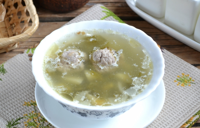 1. Этап. Суп щавелевый с фрикадельками: Сметану можно добавить прямо в кастрюлю и проварить пару минут, но я предпочитаю добавлять ее каждому в тарелку. Суп готов, приятного аппетита!