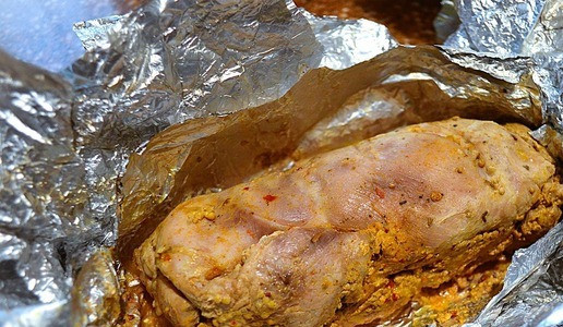 1. Этап. Буженина из индейки в соусе: Горячую аккуратно открыть. Образовавшийся бульон слить, его мы используем для соуса.