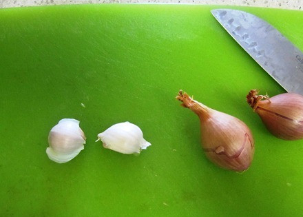 1. Этап. Жареные грибы с макаронами: 1. Луковицу и чеснок очистить.