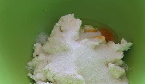 1. Этап. Морковно-яблочные сырники в ванильном соусе: К творогу добавляем морковь и яблоки, взбитые белки, сахар (обычный и ванильный) и манку. Можно добавить немного корицы. Перемешиваем.